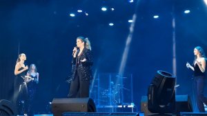 "На теплоходе музыка играет"