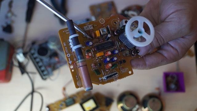 Золото и другие ценности из переносной кассетной магнитолы LG CD-323AX. Разборка. смотреть онлайн