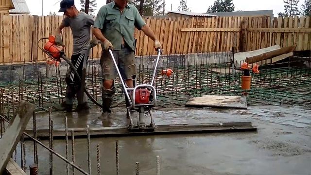 Устройство железобетонной фундаментной плиты, выравнивание бетона виброрейкой смотреть онлайн