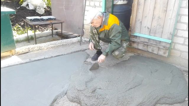 Заливаем бетоном площадку с помощью самодельное бетономешалки и погрузчика. Трудовое лето в деревне смотреть онлайн