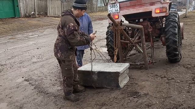 Трактор Т 25 перевозит бетонные блоки смотреть онлайн