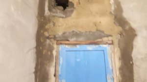 Заливаю наливной пол в ванной, ремонт в хрущевке. Ровняю стены в ванной.