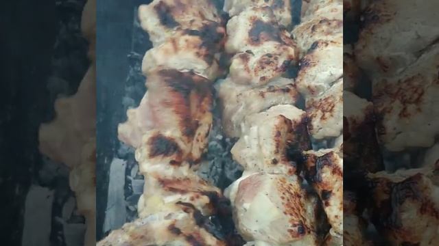 Шашлык на мангале, Рецепт. 1.5 кг мяса, 3 луковицы, соль, майонез, перец. смотреть онлайн