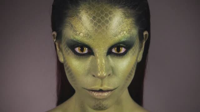 Интервью с рептилией Ласертой (Наги) смотреть онлайн