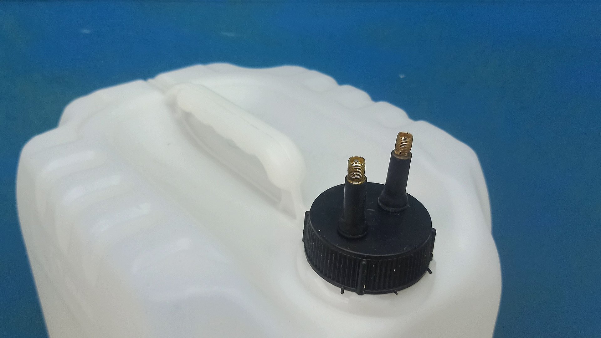 Пенсионер показал своё "изобретение" из пластиковой канистры и старого компрессора от холодильника. смотреть онлайн