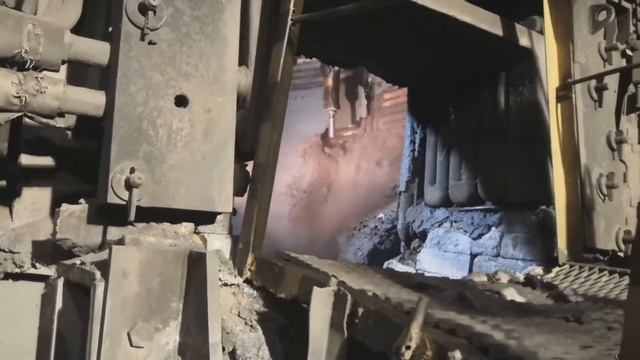 Демонтажный робот Brokk 180. Ломка футеровки и шлакового гарнисажа ДСП на металлургическом заводе смотреть онлайн