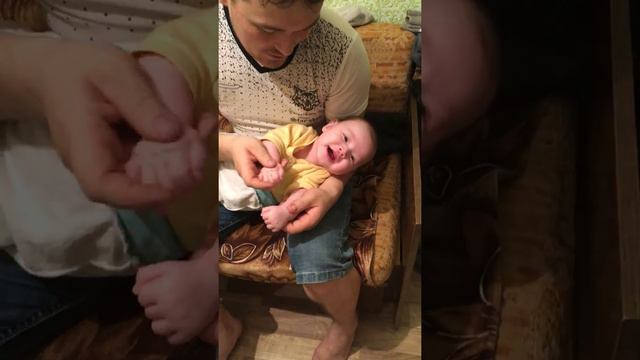 Папа с сыном играют в войнушку..... смотреть онлайн