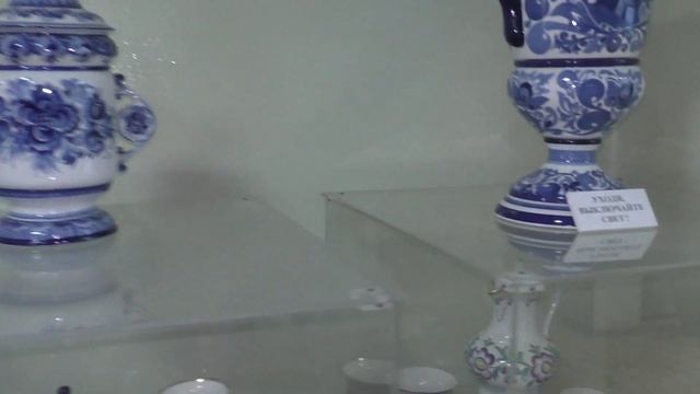 Гжель. Экспозиция музея завода  с гжельскими фарфоровыми изделиями.