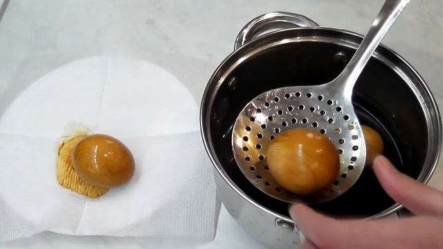 КАК КРАСИВО ПОКРАСИТЬ ЯЙЦА на ПАСХУ без химии Как покрасить яйца кофе! Яйца на ПАСХУ смотреть онлайн