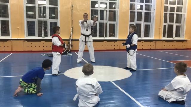 Младшая группа. Учебные поединки. Клуб «Тэнгу Про» Самооборона и Подготовка бойца в Мурманске смотреть онлайн
