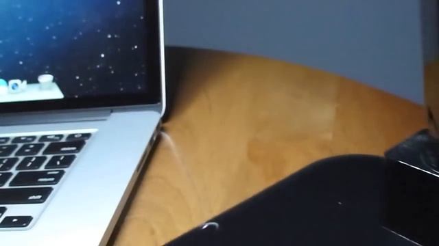 Macbook Pro 15'' With Retina Display And Lightblade 1500 By Lumiy LED Desk Lamp