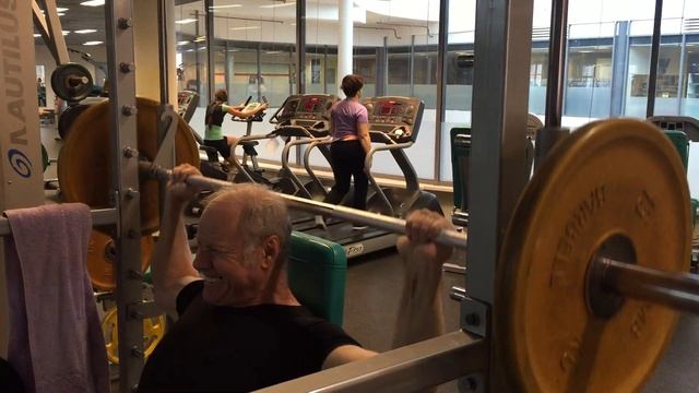 Анатолий Осипов, 69 лет. Тренировка. Жим из-за головы 60 кг смотреть онлайн