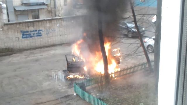 Ниссан Кашкай вспыхнул как спичка. Слаженная работа огнеборцев. смотреть онлайн