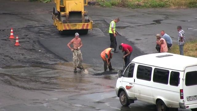 Полузастывший асфальт кладут прямо в лужи
