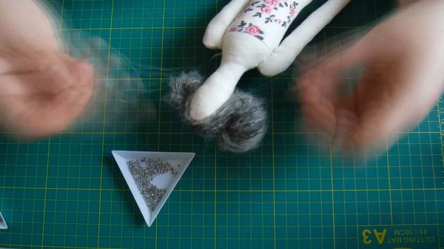 Седая тильда. Руки, волосы, бусы, юбка. // Tilde. Hands, hair, beads, skirt. смотреть онлайн