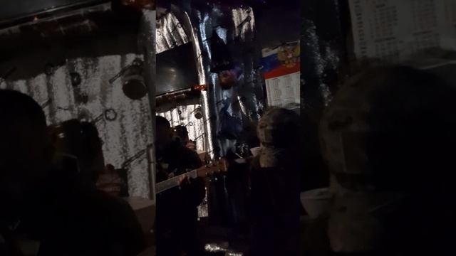 Кругом осколки лежат, пацаны лежат...на гитаре смотреть онлайн