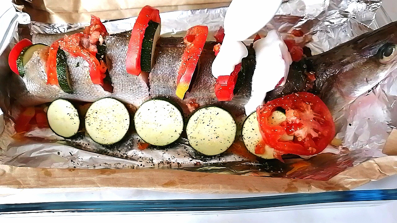 Судак с овощами в фольге_ Неожиданный способ приготовления, который вас удивит! смотреть онлайн