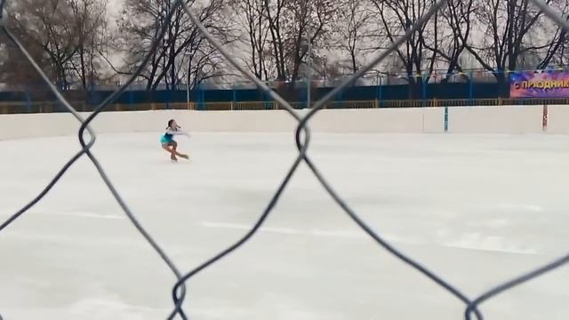 Открытие ледового катка на Палехской улице, около дома 11(выступление юных фигуристок). ❄️⛸️ смотреть онлайн
