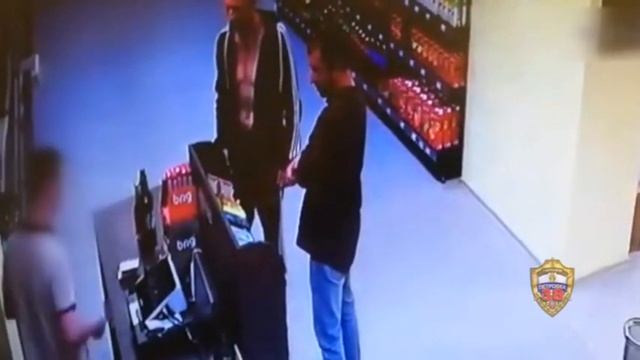 Мужчина распылил в лицо кассира перцовый баллончик смотреть онлайн