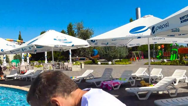 Лиза и Миша собираются плавать в бассейне смотреть онлайн
