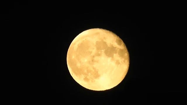 Луна в ночном небе на камеру! смотреть онлайн