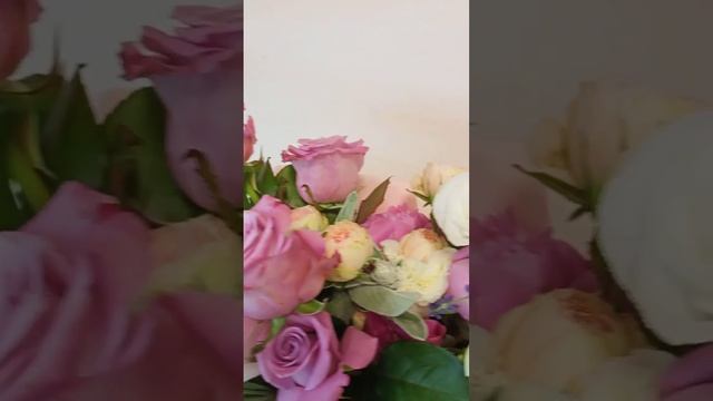 букет с розами и эустомой смотреть онлайн