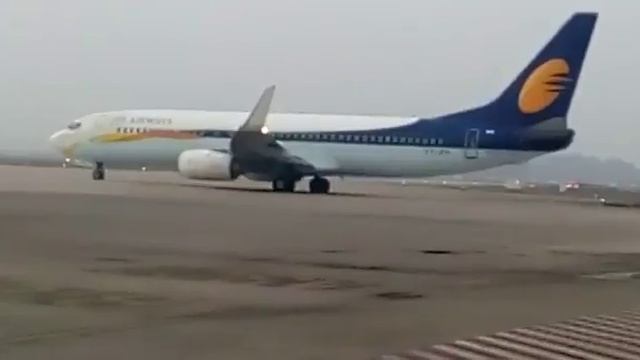 jet airways take off from @ varanasi airport... смотреть онлайн
