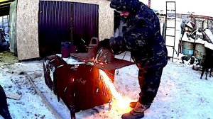 Самый дешёвый гараж-мастерская готов! Сделал печку, вставил дверь!