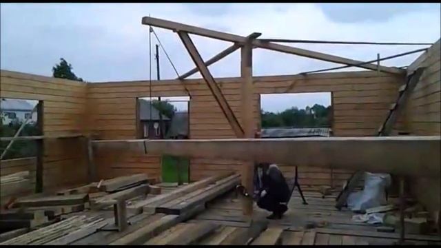 Дом из бруса.Как поднять подстропильные балки одному. смотреть онлайн