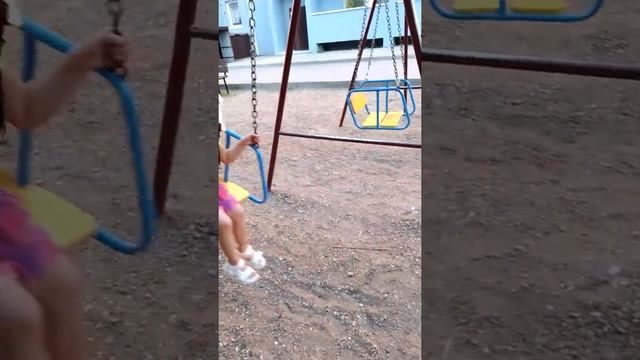 Как правильно качаться на качели? #блогер #катаринагаврилова #качеля #дети смотреть онлайн
