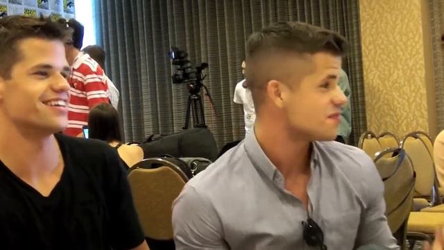 Daniel Sharman and Max and Charlie Carver Talk TEEN WOLF at San Diego Comic Con 2013 смотреть онлайн
