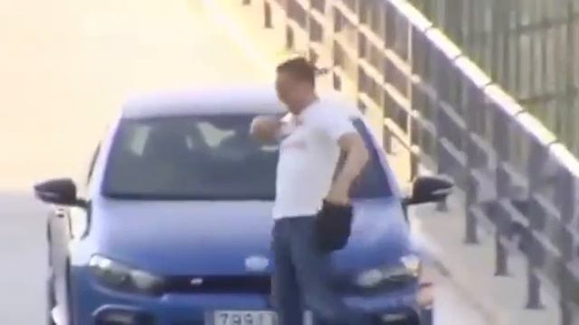 Deulofeu se burla de Cristiano Ronaldo смотреть онлайн