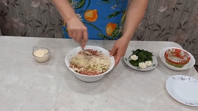 Гениальный рецепт салата из свежей капусты с колбасой смотреть онлайн