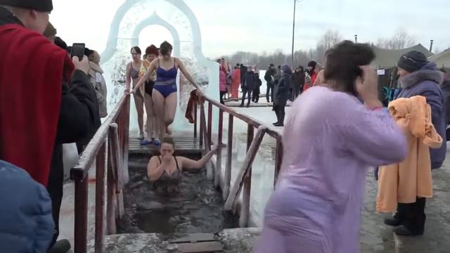 Крещенские купания в России смотреть онлайн