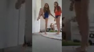 гимначиские -упражнения от девачек Красивые в шортах....(: