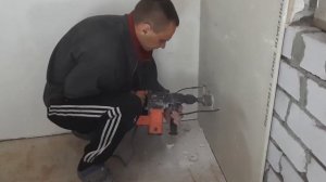 Установка подрозетников в кирпичной стене.