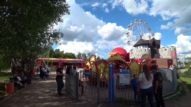 Дана с мамой в парке развлечений 