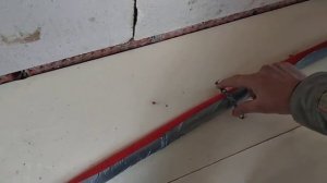 Крепление трубы отопления к полу