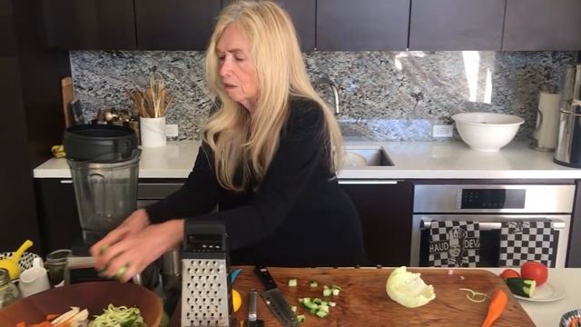 How Mimi makes a salad interesting! смотреть онлайн