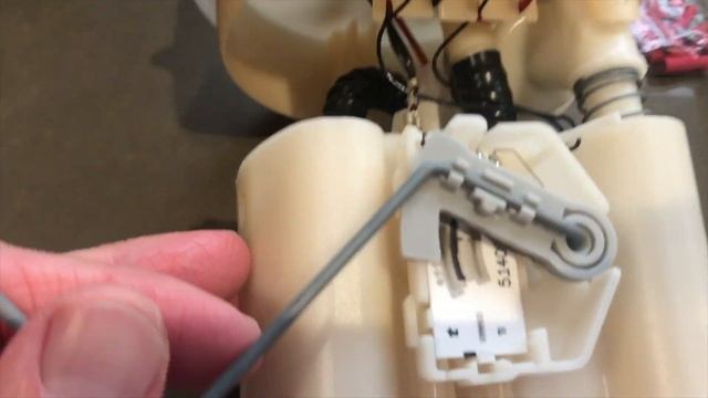 Volvo S40 2004 - Attempt to fix my broken fuel gauge. смотреть онлайн