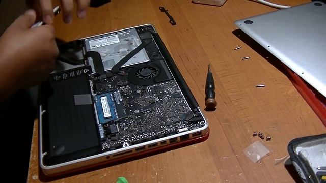 Flashing folder with question mark, Fix Macbook not booting up. (1 of 2) смотреть онлайн