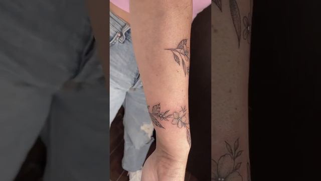 Flower and Leaves Bracelet Tattoo design смотреть онлайн