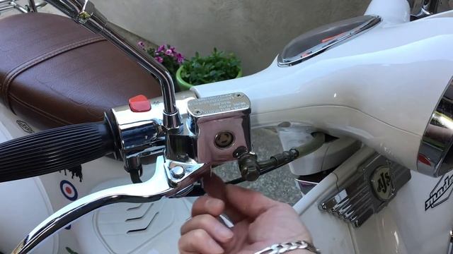 AJS Modena 125 checking the engine oil level and the brake fluid level video 3 смотреть онлайн