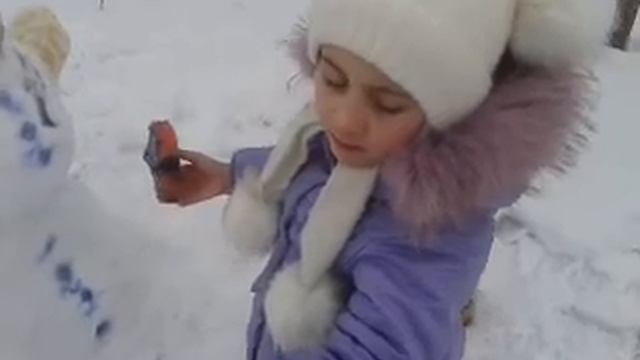 Рисуем красками по снегу/Зимние игры с ребенком/Paint over snow/Winter games with a child. смотреть онлайн