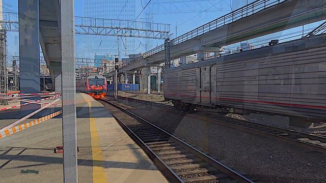 Railway. Intercity EMU Train ED9M / Междугородный электропоезд ЭД9МК отправляется из Владивостока