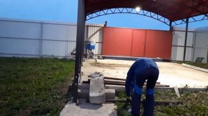 Перемещаем дорожный бордюрный камень подручными средствами.