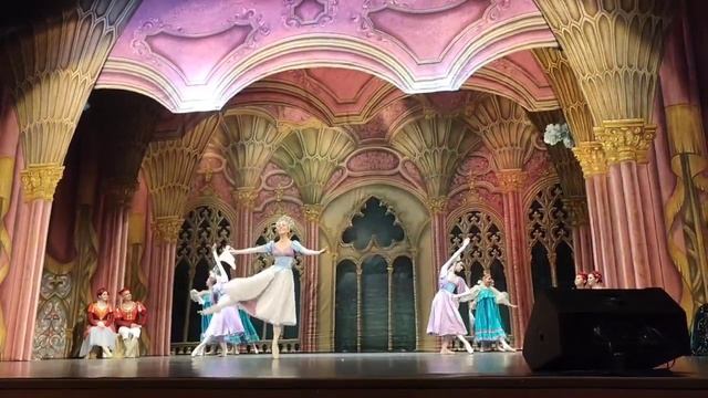 П.И. Чайковский. Русский танец из балета "Лебединое озеро" смотреть онлайн