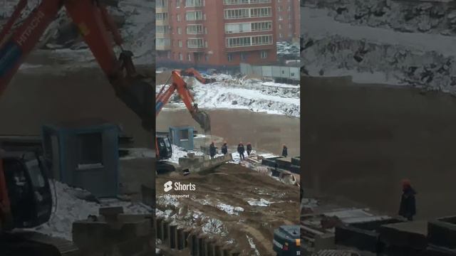 Погрузка в яму Экскаватором #Shorts #экскаватор #погрузка #опора #балка смотреть онлайн