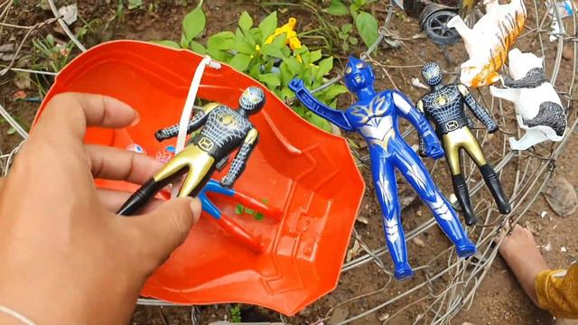 Toys such as, Iron Man Face Mask, Spider Man, Bear, Tiger смотреть онлайн