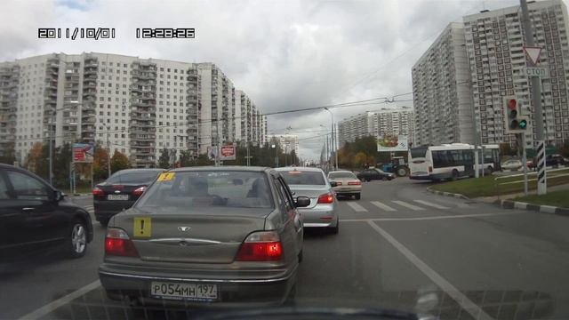 Лезут в наглую Toyota К685ОЕ197, Lexus GS К127МХ197 смотреть онлайн